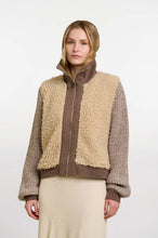 Cargar imagen en el visor de la galería, Chaqueta Cuello Alto Bimaterial