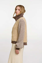 Cargar imagen en el visor de la galería, Chaqueta Cuello Alto Bimaterial