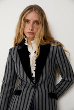 Cargar imagen en el visor de la galería, Blazer Ana Rayas Gris