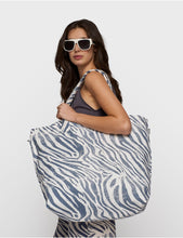 Cargar imagen en el visor de la galería, Beach Shopper Zebra