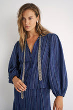 Cargar imagen en el visor de la galería, Blusa Lisa Blue Stripes