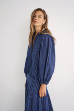 Cargar imagen en el visor de la galería, Blusa Lisa Blue Stripes
