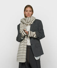Cargar imagen en el visor de la galería, Guantes Hairy Knit Stripes Ecru Portobello