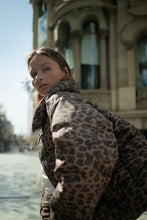 Cargar imagen en el visor de la galería, Chaqueta Animal Print