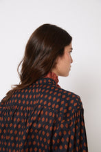 Cargar imagen en el visor de la galería, Blusa Poli Piña Negro