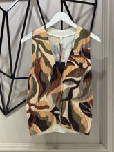 Cargar imagen en el visor de la galería, Chaleco Camouflage