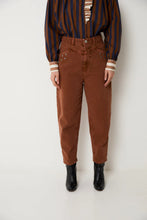 Cargar imagen en el visor de la galería, Vaqueros Corsé Tachas Camel