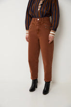 Cargar imagen en el visor de la galería, Vaqueros Corsé Tachas Camel