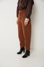 Cargar imagen en el visor de la galería, Vaqueros Corsé Tachas Camel