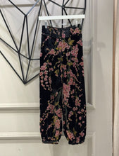 Cargar imagen en el visor de la galería, Pantalones Knox Black Velvet Flowers