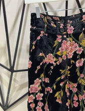 Cargar imagen en el visor de la galería, Pantalones Knox Black Velvet Flowers