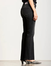 Cargar imagen en el visor de la galería, Vaqueros New Flare Fit Black