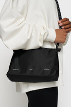 Cargar imagen en el visor de la galería, Bolso Pouch Dayan