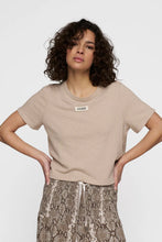 Cargar imagen en el visor de la galería, Camiseta Petite Arena