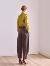 Cargar imagen en el visor de la galería, Pantalones de Pinzas Brillantes Marrón