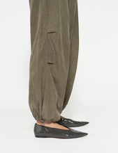 Cargar imagen en el visor de la galería, Pantalones Parachute
