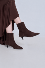 Cargar imagen en el visor de la galería, Botines Paula Brown Suede