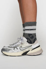 Cargar imagen en el visor de la galería, Calcetines Leopard Antracita