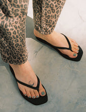 Cargar imagen en el visor de la galería, Flip Flop Black