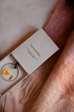 Cargar imagen en el visor de la galería, Ambientador sólido 11 - Pomelo rosa, naranja sanguina y cedro
