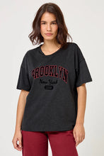 Cargar imagen en el visor de la galería, Camiseta Brooklyn