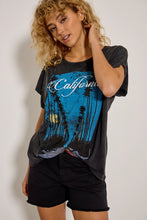 Cargar imagen en el visor de la galería, Camiseta California