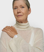 Cargar imagen en el visor de la galería, Jersey Turtleneck Thin Knit Ecru