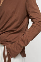 Cargar imagen en el visor de la galería, Blusa Wrap Truffle