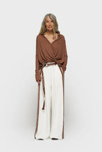 Cargar imagen en el visor de la galería, Blusa Wrap Truffle