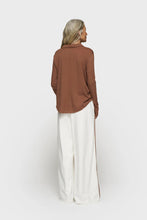 Cargar imagen en el visor de la galería, Blusa Wrap Truffle