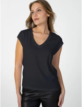 Cargar imagen en el visor de la galería, Camiseta Basic Black