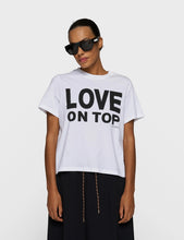 Cargar imagen en el visor de la galería, Camiseta Love on Top