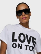 Cargar imagen en el visor de la galería, Camiseta Love on Top