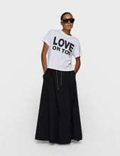 Cargar imagen en el visor de la galería, Camiseta Love on Top