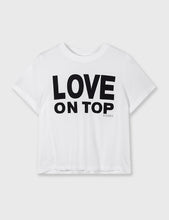 Cargar imagen en el visor de la galería, Camiseta Love on Top