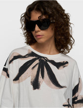 Cargar imagen en el visor de la galería, Camiseta Flowers Ecru