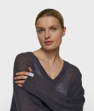 Cargar imagen en el visor de la galería, Jersey Thin V Neck Knit Steel Blue